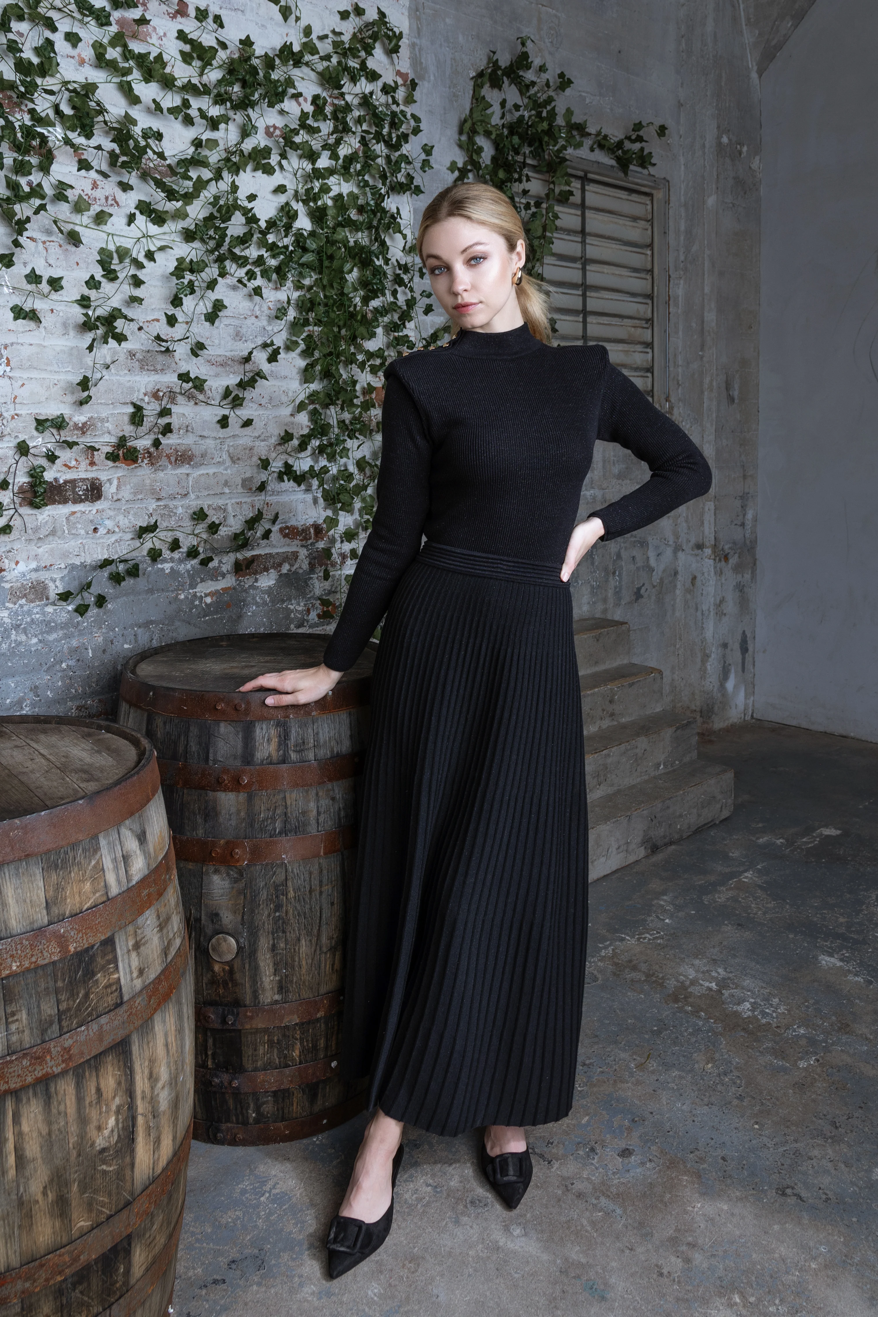BLACK ELYRIAN SWEATER - Image 3