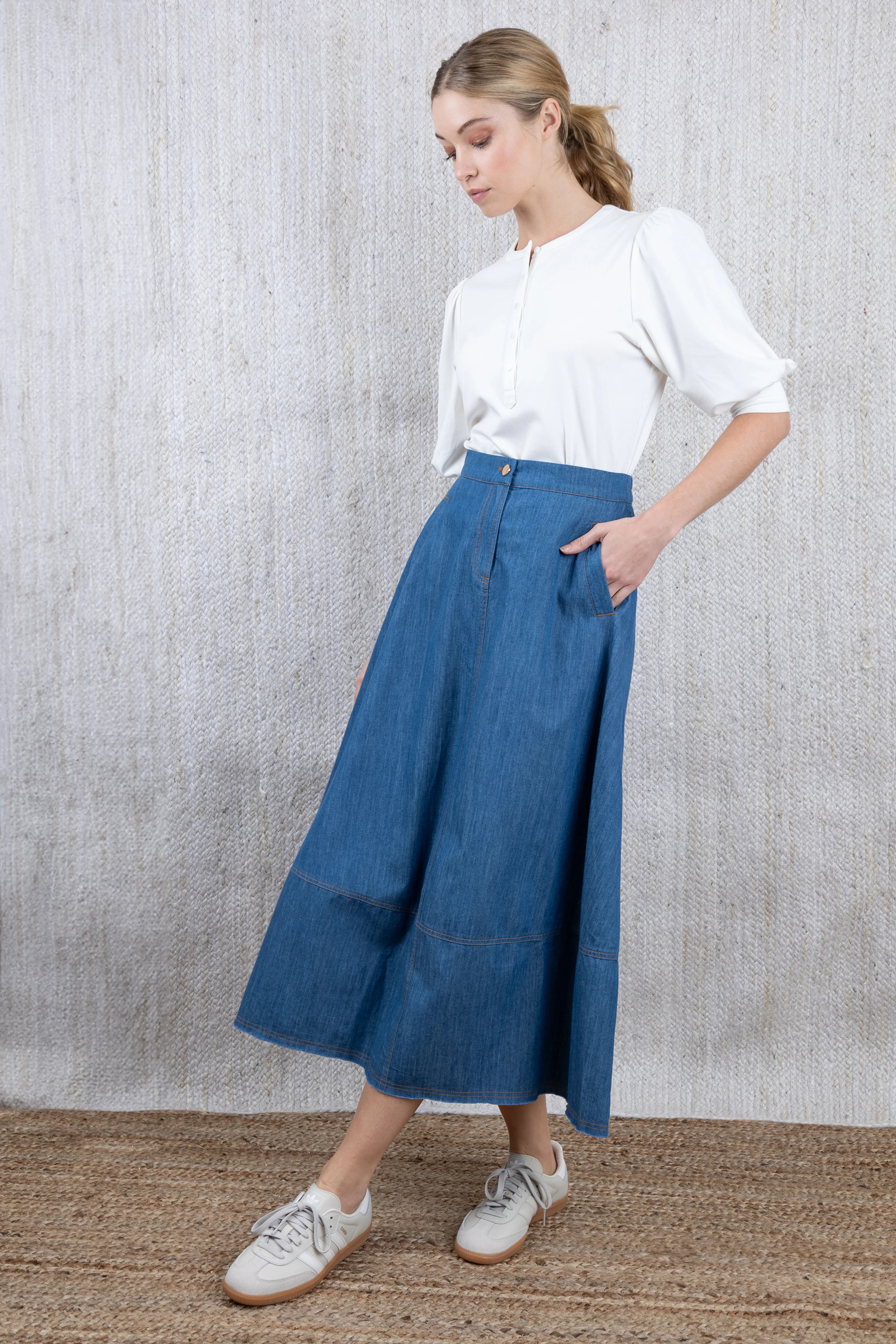 DARK DENIM FLARE SKIRT - Image 3