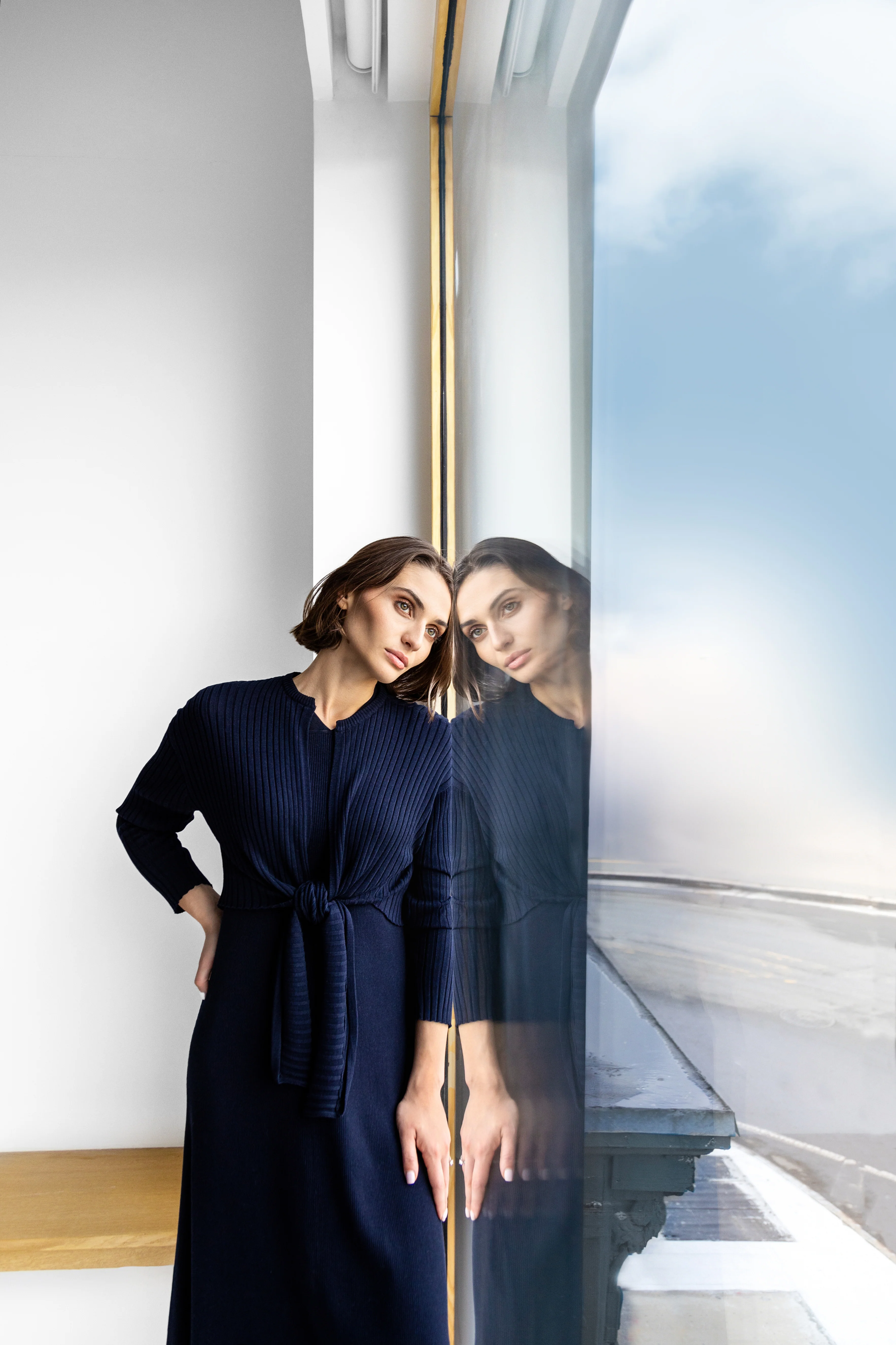 NAVY SLEEVELESS MIDI DRESS - Image 2